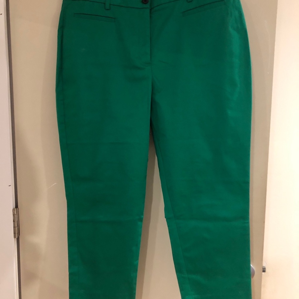 NWT Simply vera vera Wang capris
Kelly green
Perfect spring staple.